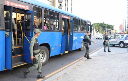 Policiais militares descendo de &ocirc;nibus do Grande Recife.