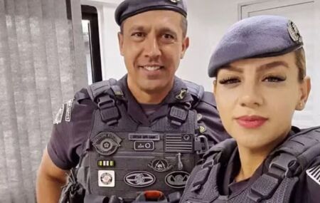 Tenente-coronel e esposa, ambos uniformizados com farda da PM.