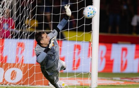 Thiago Couto jogou com virose contra o An&aacute;polis.