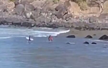 Momento em que bombeiros tentam resgatar v&iacute;timas de afogamento em praia de Fernando de Noronha.