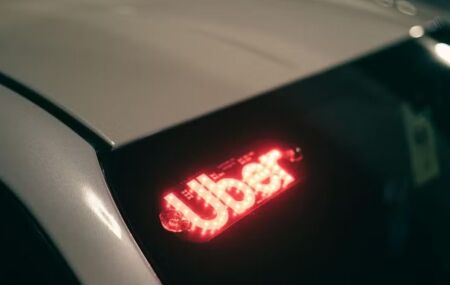 Carro com identifica&ccedil;&atilde;o do aplicativo da Uber.