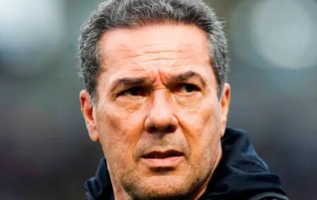 Vanderlei Luxemburgo &eacute; internado com suspeita de infec&ccedil;&atilde;o pulmonar..