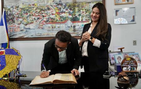 Prefeita Mirella Almeida transmite cargo para Chiquinho durante 10 dias