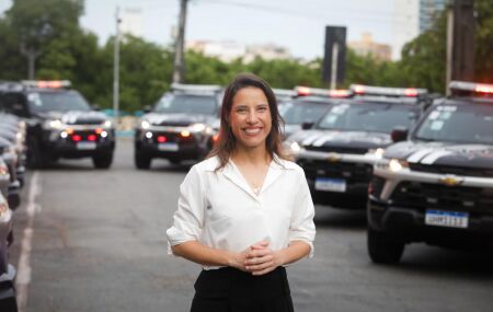 Governadora Raquel Lyra e viaturas da pol&iacute;cia