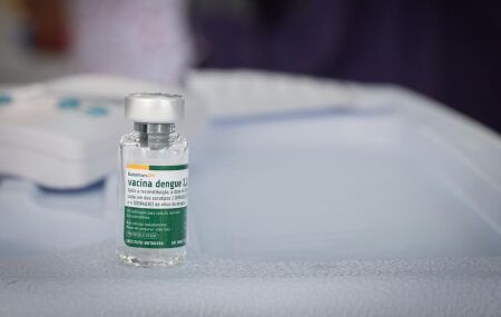 Vacina contra Dengue produzida no Instituto Butantan, no Brasil.