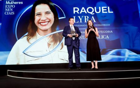 Governadora Raquel Lyra recebe pr&ecirc;mio das m&atilde;os de Gilberto Kassam, em Bras&iacute;lia