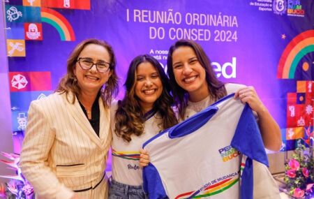 Raquel Lyra (PSD), governadora de Pernambuco, ao lado de estudante