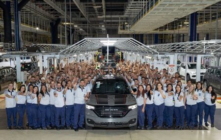 Equipe celebra em Goiana a produ&ccedil;&atilde;o do ve&iacute;culo 2 milh&otilde;es: a Ram Rampage