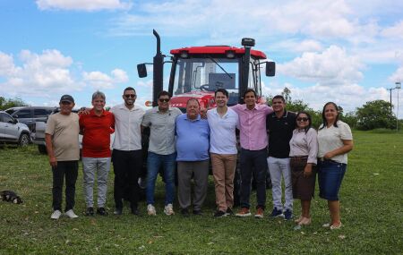 Em Itapissuma, Jr de Irm&atilde; T&ecirc;ca e Clodoaldo Magalh&atilde;es anunciam chegada de novo trator agr&iacute;cola 