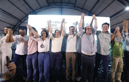 Em Vit&oacute;ria de Santo Ant&atilde;o, governadora Raquel Lyra entrega 700 t&iacute;tulos de propriedade e anuncia amplia&ccedil;&atilde;o do abastecimento de &aacute;gua e constru&ccedil;&atilde;o de creche