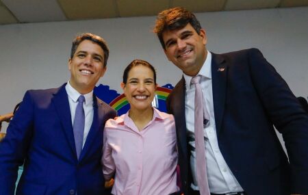 Governadora Raquel Lyra, Pedro Freitas, novo presidente da Amupe e Marcelo Gouveia, ex-presidente da Amupe.