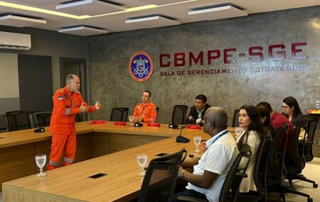 Deputado Joel da Harpa visita Corpo de Bombeiros e debate demandas da categoria