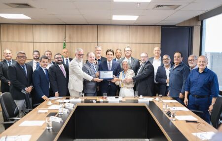 Ministro Silvio Costa Filho &eacute; homenageado pelo F&oacute;rum Nacional dos Trabalhadores Portu&aacute;rios 