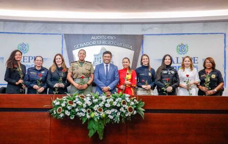 ALEPE homenageia mulheres da seguran&ccedil;a p&uacute;blica em sess&atilde;o proposta pelo deputado Joel da Harpa
