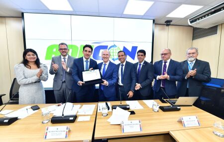 Silvio Costa Filho &eacute; homenageado por hidrovi&aacute;rios pelos avan&ccedil;os alcan&ccedil;ados no setor