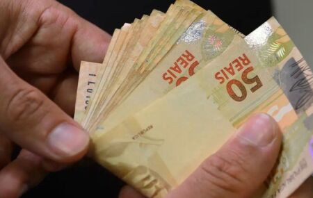 C&eacute;dulas de cinquenta reais.