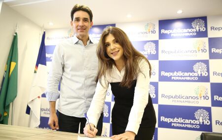 Ministro Silvo Costa Filho junto a Adriana Rocha