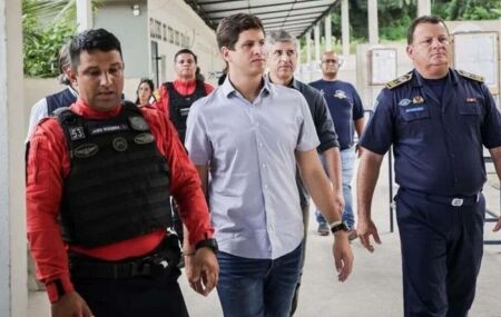 Jo&atilde;o Campos com guardas municipais