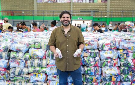 Vinic&iacute;us Labanca faz entrega de cestas b&aacute;sicas 