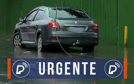 Transformador estoura, fio energizado fica solto na rua e pedestre leva choque no Recife.