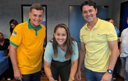 L&iacute;via Alvaro, com o Coronel Meira (&agrave; esquerda) e Anderson Ferreira (&agrave; direita).