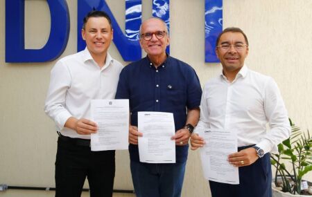 Prefeito de Toritama, S&eacute;rgio Colin, senador Fernando Dueire e o ex-prefeito Edilson Tavares.