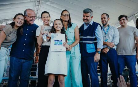 Governadora Raquel Lyra entrega chaves de 125 resid&ecirc;ncias para fam&iacute;lias no Recife.