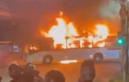 Sindicato suspende circula&ccedil;&atilde;o de &ocirc;nibus no Ibura ap&oacute;s ve&iacute;culo ser incendiado em protesto.