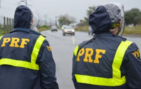 Agentes da Pol&iacute;cia Rodovi&aacute;ria Federal.