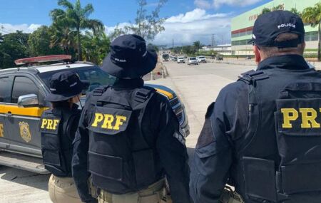 Agentes da PRF.