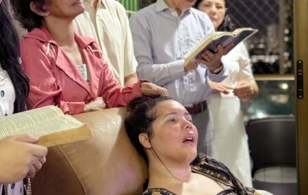 Amanda Wanessa com amigos e familiares no seu anivers&aacute;rio de 39 anos.