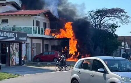 Avi&atilde;o de pequeno porte cai. 