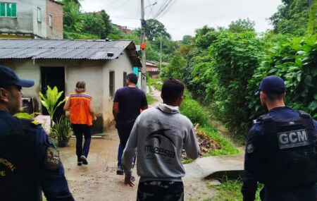 Barreira desliza em Olinda.