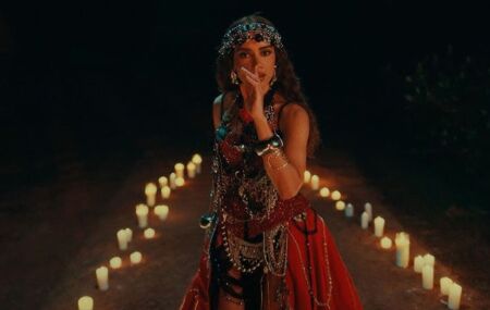 Anitta interpreta uma Pombagira em "Desgra&ccedil;a", seu novo videoclipe do &aacute;lbum "EQUILIBRIVM"