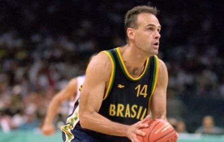 Oscar Schmidt, lenda do esporte brasileiro, &eacute; cremado com camisa da Sele&ccedil;&atilde;o de Basquete