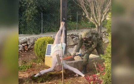 Soldado israelense destr&oacute;i imagem de Jesus Cristo a marretadas em vila crist&atilde; no L&iacute;bano
