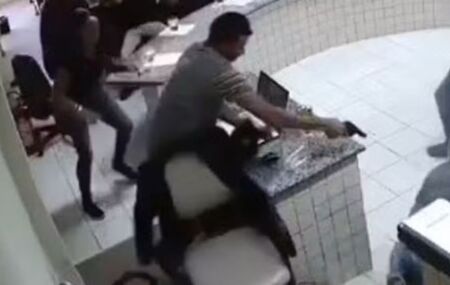 Homem que atirou em r&eacute;u para vingar morte do pai durante julgamento &eacute; inocentado