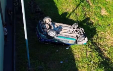 Viatura da PM capota na BR-101 ap&oacute;s colis&atilde;o com carreta na Zona Norte do Recife