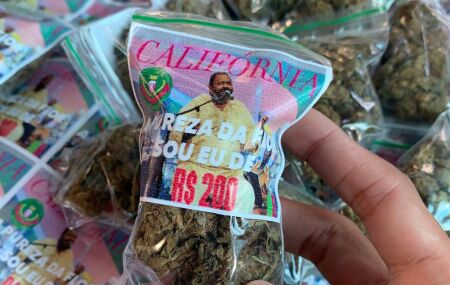 "A pureza da flor": Arlindo Cruz tem imagem estampada em embalagem de maconha e "publi" viraliza