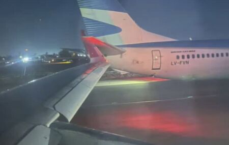 Avi&atilde;o da Latam com destino ao Brasil bate em aeronave argentina no Aeroporto de Santiago, no Chile
