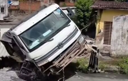 Motorista de caminh&atilde;o perde o controle ao subir ladeira e acaba atingindo duas casas na V&aacute;rzea
