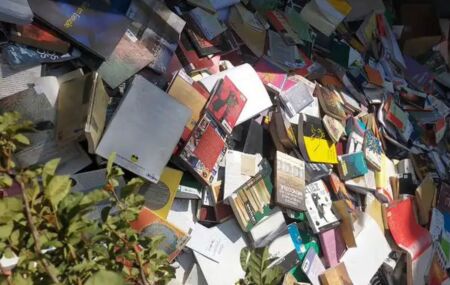 Prefeitura joga centenas de livros de biblioteca p&uacute;blica no lixo