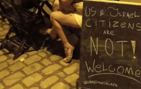 Prefeitura manda cancelar alvar&aacute; de bar por placa: "Estadunidenses e israelenses n&atilde;o s&atilde;o bem-vindos"