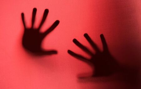 Homem &eacute; acusado de drogar a esposa e vend&ecirc;-la sexualmente a mais de 120 homens