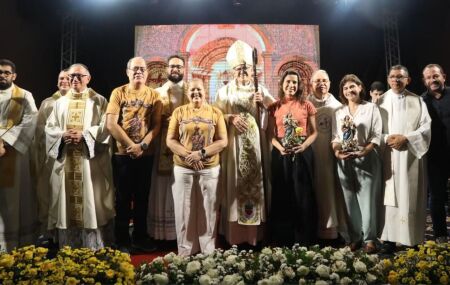 Raquel Lyra participa de missa de encerramento da Festa de Nossa Senhora dos Prazeres em Jaboat&atilde;o 
