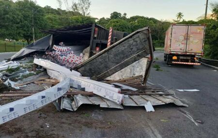 Caminh&atilde;o carregado com PVC tomba na BR 101 em Paulista e bloqueia faixa da rodovia.