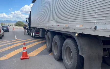 Caminh&atilde;o &eacute; flagrado com placas falsas.