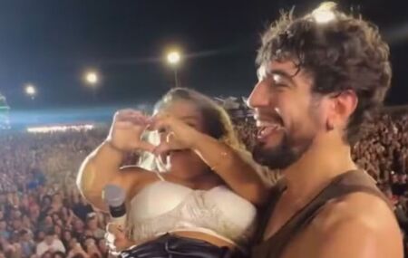 Cantor Nattan segura mulher com nanismo.