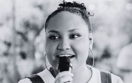 Cantora gospel Carolina Beatriz.