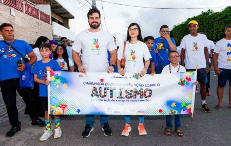 C&eacute;sar Ramos na caminhada pela Conscientiza&ccedil;&atilde;o do Autismo em Igarassu.